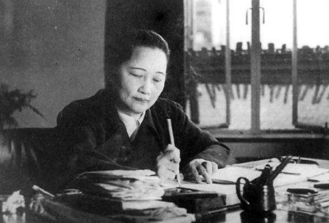 宋庆龄在宋办办公照3.jpg 宋庆龄在宋办办公照3.jpg